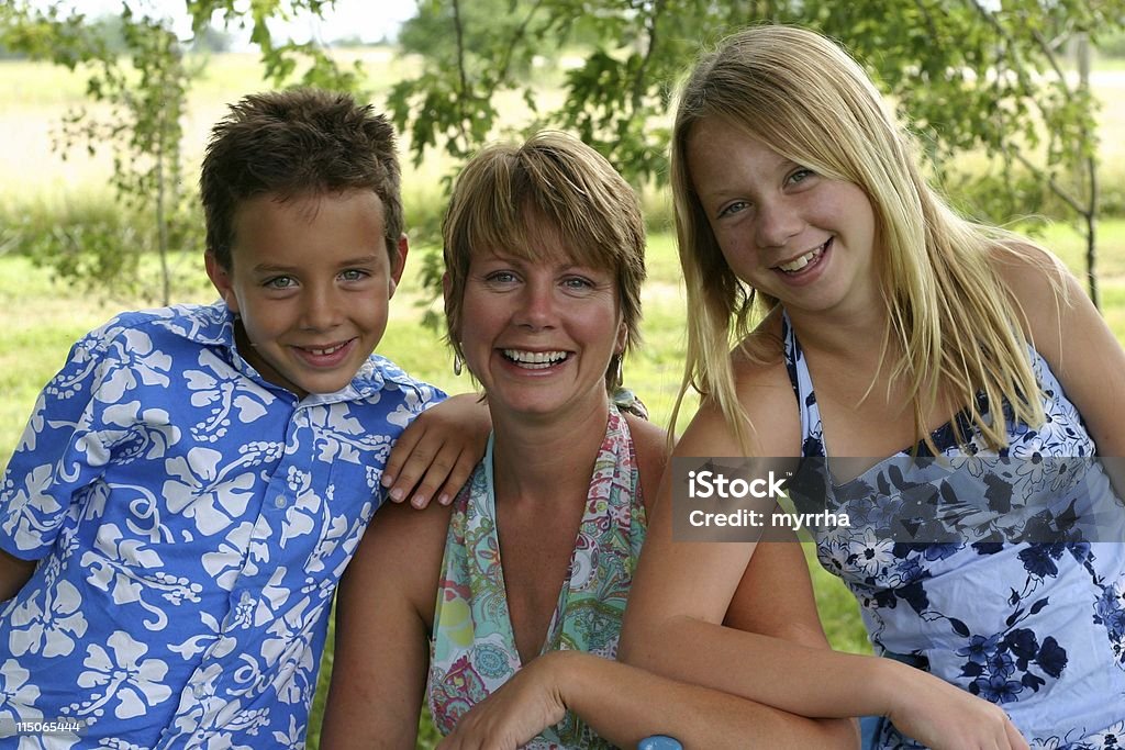 Madre con dos hijos - Foto de stock de Adulto libre de derechos