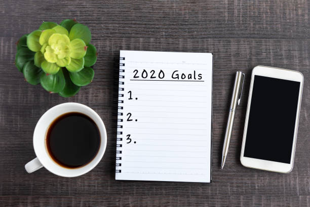 2020 goals text on note pad - determination new years eve list aspirations imagens e fotografias de stock