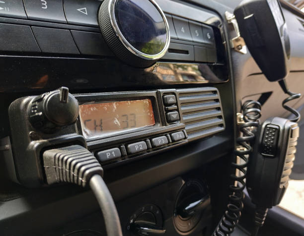 équipement de radio de voiture de patrouille de police et microphone. émetteur-récepteur portatif. focus sélectif. - walkie talkie photos et images de collection