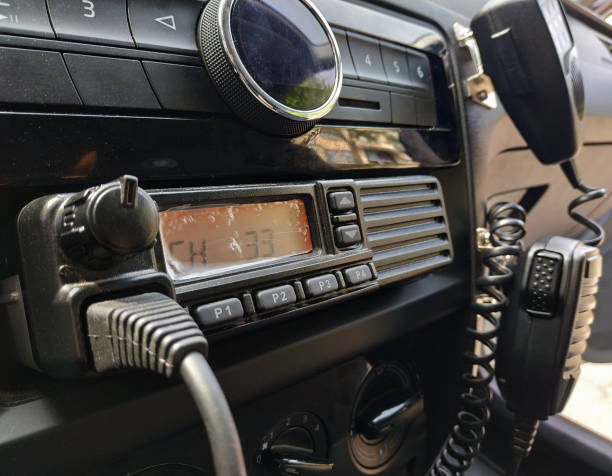 polícia patrulha carro equipamento de rádio e microfone. walkie-talkie. foco seletivo. - talkie - fotografias e filmes do acervo