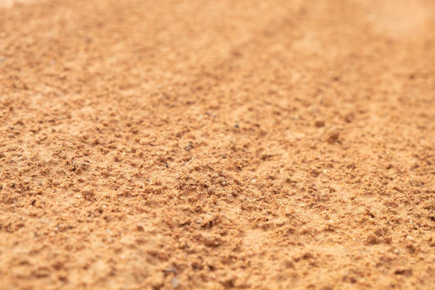 arena patrón de suelo textura/fondo, la tierra agrietada/tierra en la sequía, la textura del suelo y el barro seco, tierra seca. - sandy brown fotos fotografías e imágenes de stock