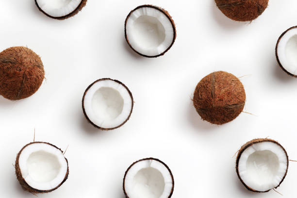 motif de noix de coco sur le fond blanc, vue de dessus - noix de coco photos et images de collection