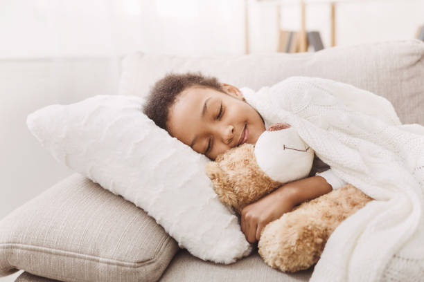 adorable little girl sleeping in bed with her toy - sleeping child bedtime little girls imagens e fotografias de stock