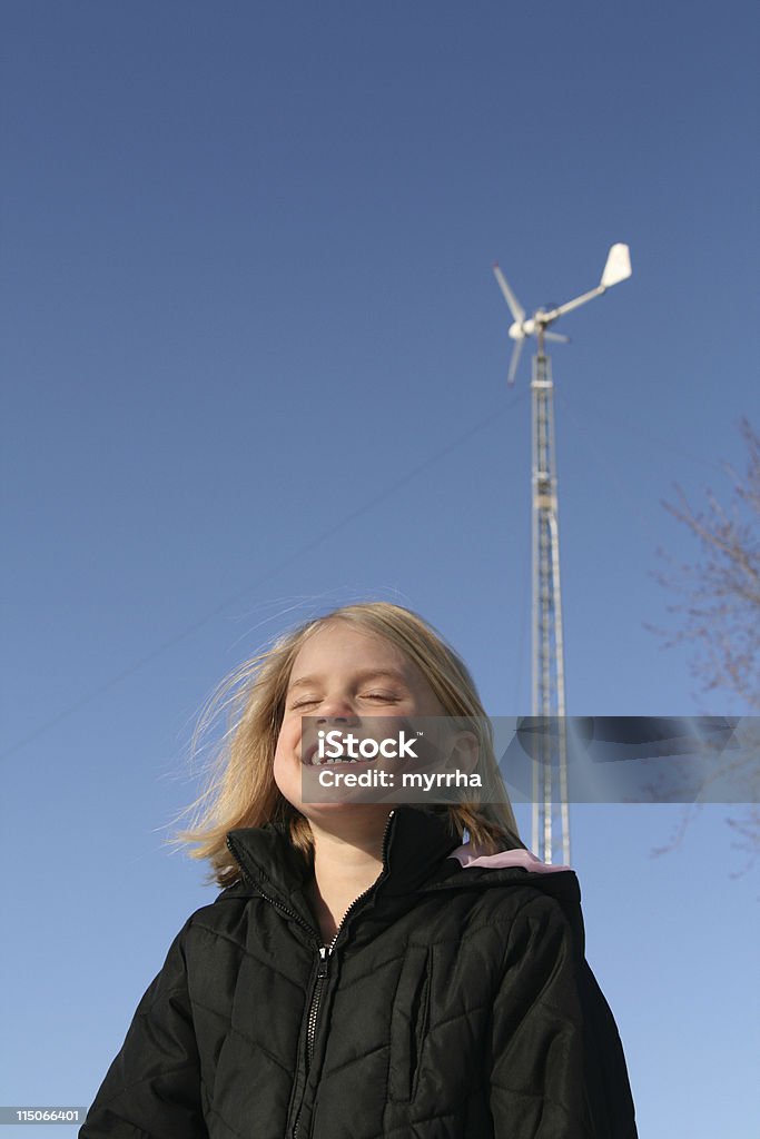 Альтернативная энергия, энергия ветра и маленькая девочка - Стоковые фото Башня роялти-фри