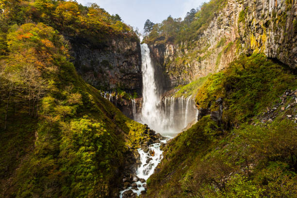 kegon falls in autunno al parco nazionale nikko, giappone. - water beauty in nature waterfall nikko foto e immagini stock