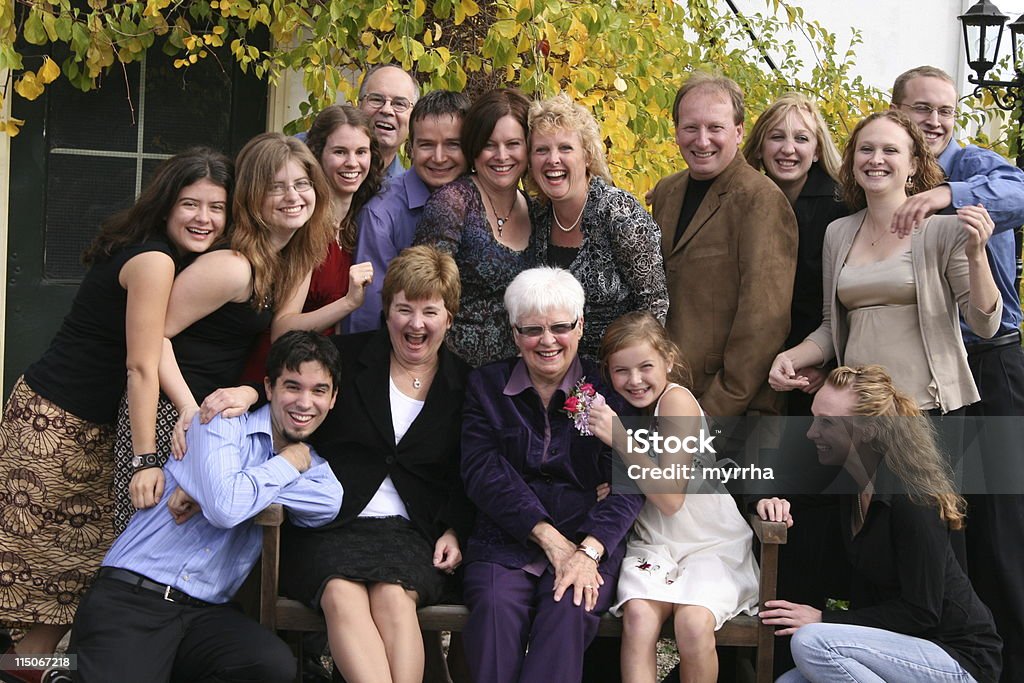 Diversão em grupo de família estendida - Foto de stock de Família royalty-free Diversão em grupo de família estendida - Foto de stock de Família royalty-free