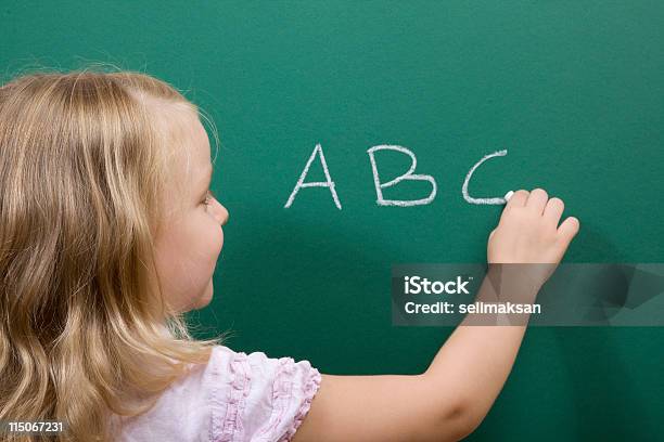Alfabeto - Fotografie stock e altre immagini di 4-5 anni - 4-5 anni, Alfabeto, Allievo
