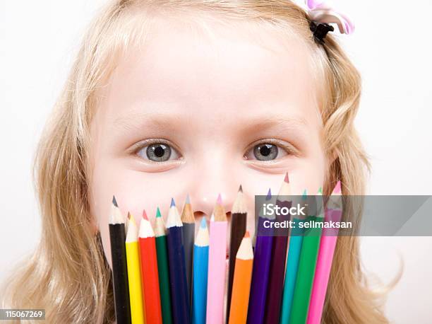 Bambina Carina Con Matite Colorate E Guardando Sopra Di Loro - Fotografie stock e altre immagini di Attrezzatura per arti e mestieri