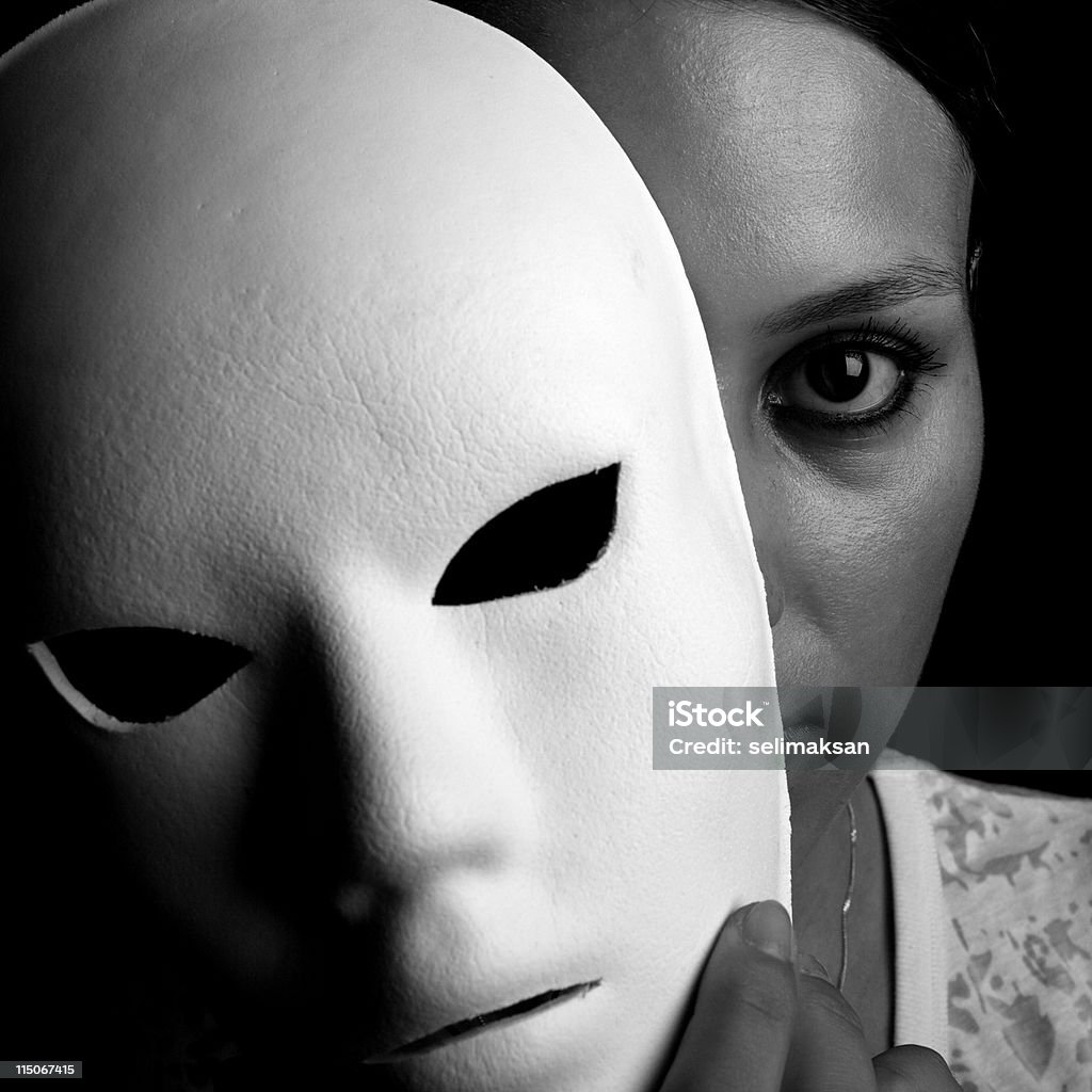 Bianco e nero Foto di donna di Sbirciare dietro una maschera adulto - Foto stock royalty-free di Adulto