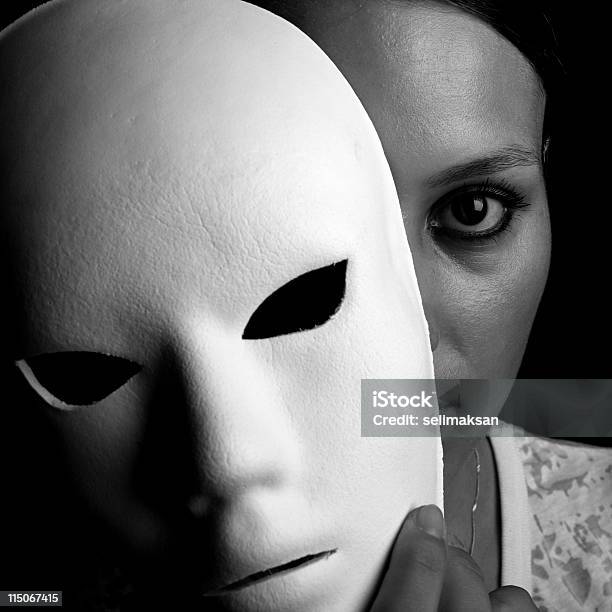 Bianco E Nero Foto Di Donna Di Sbirciare Dietro Una Maschera Adulto - Fotografie stock e altre immagini di Adulto