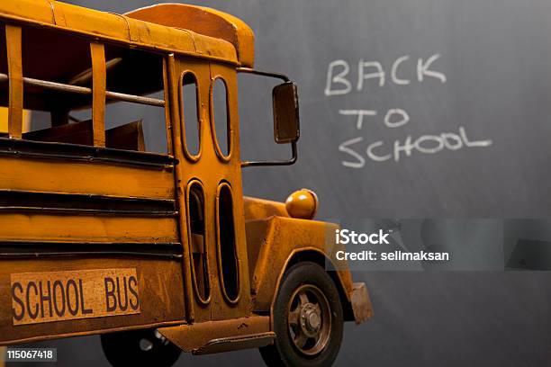 Autocarro Escolar No Quadro Negro Fundo - Fotografias de stock e mais imagens de Amarelo - Amarelo, Antigo, Aprender