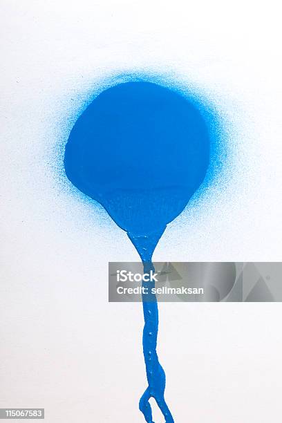 Foto de Tinta Spray Azul Sobre Fundo Branco e mais fotos de stock de Aerografia - Aerografia, Azul, Borrifo