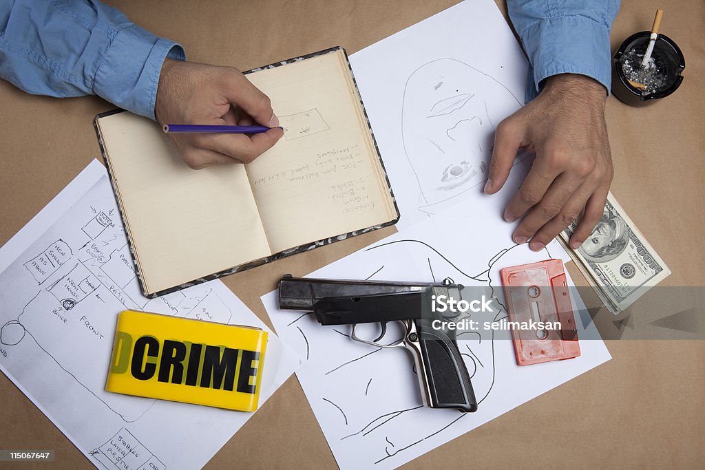 Detective lavorando su documenti di prova - Foto stock royalty-free di Banconota