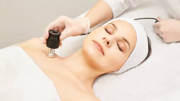 mésothérapie non injectable. docteur et patient en clinique. outil de cosmétologie de rajeunissement. procédure de visage de peau esthétique de femme. anti ride fr levage - head massage audio photos et images de collection