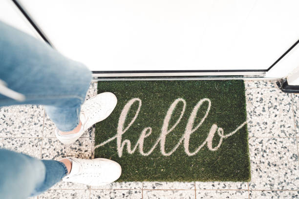 istock Green doormat that says hallo 1150688354