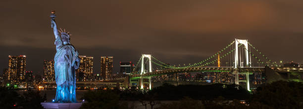 belle vue de nuit d’odaiba avec la statue de la liberté - réplique de la statue de la liberté odaiba photos et images de collection