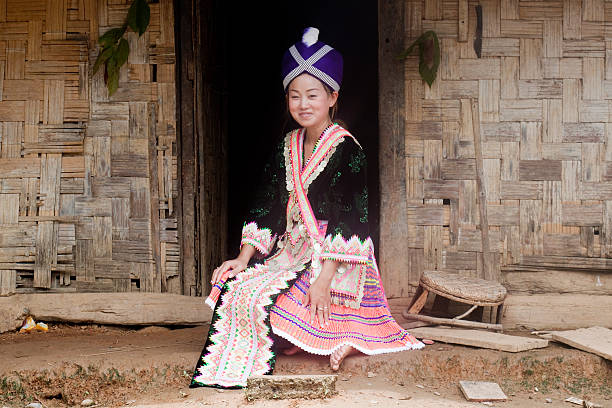laos donna asiatica in abiti tradizionali, hmong - vang vieng foto e immagini stock