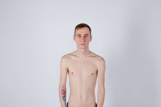 若い深刻な男性のポーズとカメラを見て - shirtless men male teenager ストックフォトと画像