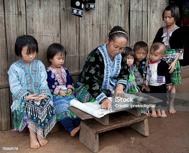 Aulas Com Crianças Grupo Étnico Ásia Meocoptic Month 13shortname - Fotografias de stock e mais imagens de Minoria Miao