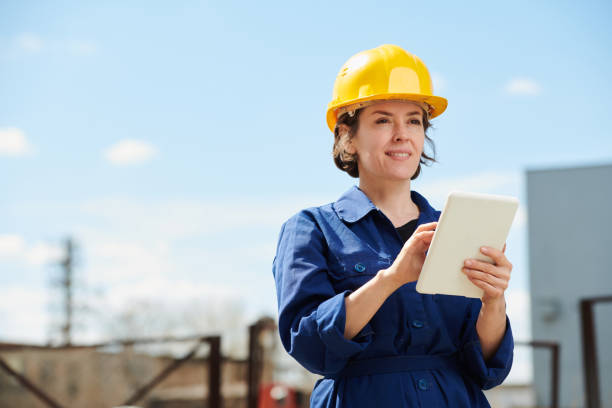 weibliche arbeiter mit tablet im freien - manual worker portrait helmet technology stock-fotos und bilder