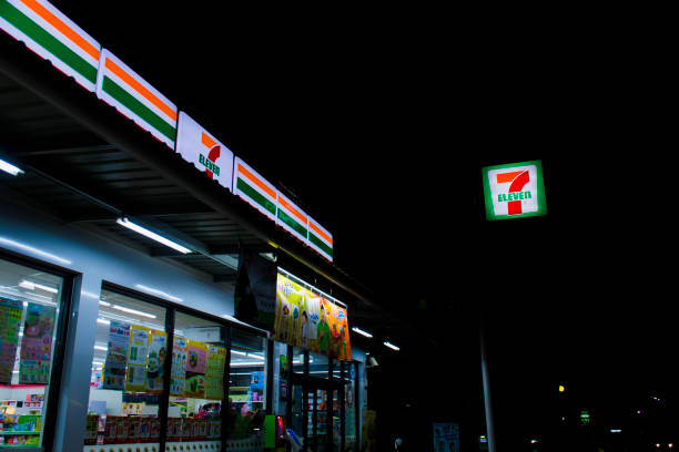 khonkaen, tajlandia -3 maja 2019: sklep 7-eleven w tajlandii w nocy. - editorial asia thailand people zdjęcia i obrazy z banku zdjęć