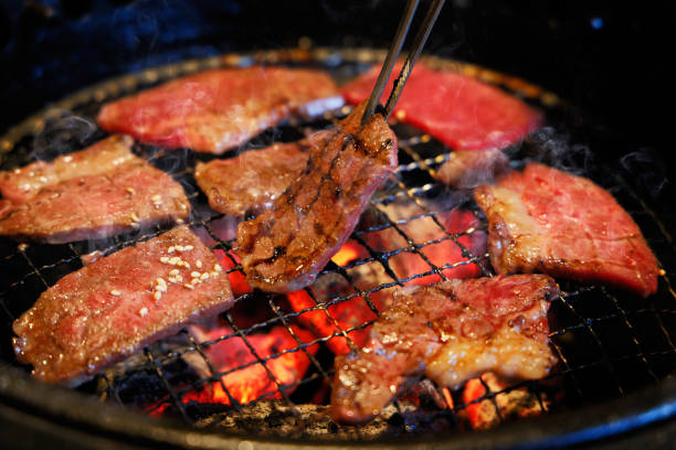 carne jugosa a la parrilla en la red - red meat fotografías e imágenes de stock