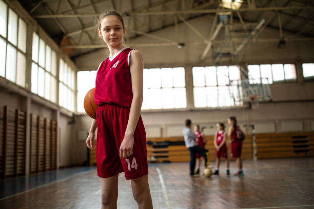 portrait de joueur de basket-ball féminin déterminé - child basketball uniform sports uniform photos et images de collection