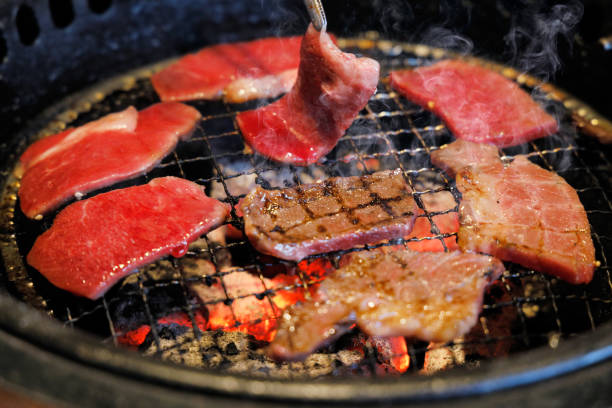 육즙 고기에 구운 그물 - yakiniku 뉴스 사진 이미지