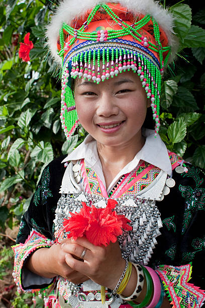 laos hmong mulher com hibisco - hmong imagens e fotografias de stock