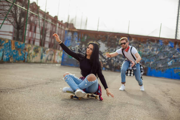 junges paar hat spaß mit einem skateboard - pair couple mid adult happiness stock-fotos und bilder