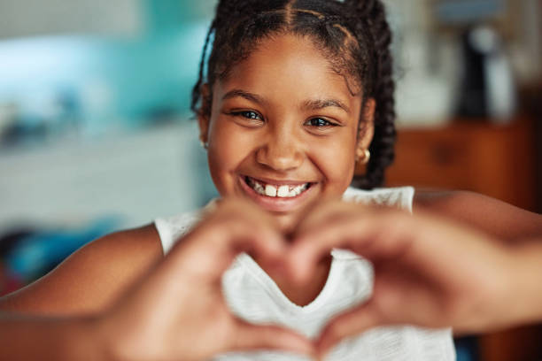 人生を愛と幸せで満たす - heart shape child human hand childhood ストックフォトと画像