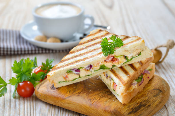 kanapka z grilla z cappuccino - panini sandwich zdjęcia i obrazy z banku zdjęć