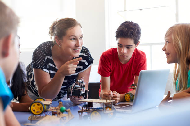 studenten in der schule computer coding class gebäude und lernen, um roboterfahrzeug zu programmieren - stem stock-fotos und bilder