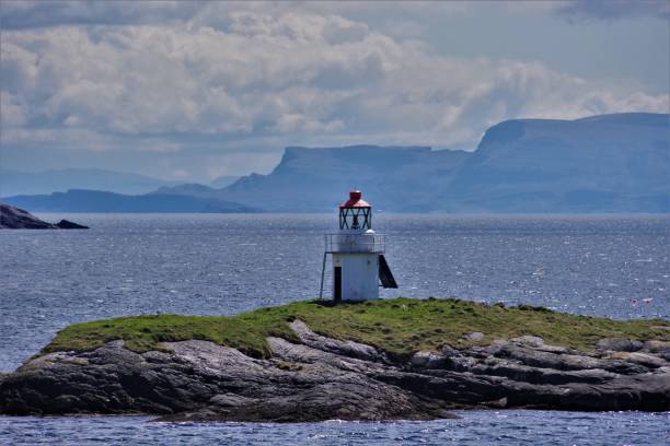 die fährüberquerung des minchs im meer der hebriden zwischen tarbert auf der isle of harris & uig auf der isle of skye in calm seas - atlantic coast flash stock-fotos und bilder