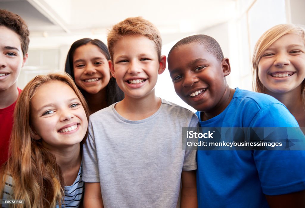 Porträt von Smiling Male und weibliche Schüler in Klasse der Klasse - Lizenzfrei Kind Stock-Foto