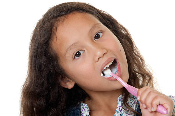 urocza dziewczynka czyszczenia zębów - mundhygiene zdjęcia i obrazy z banku zdjęć