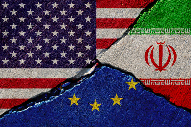 미국, 유럽 연합과 이란 깃발을 칠한 콘크리트 벽 - iran 뉴스 사진 이미지
