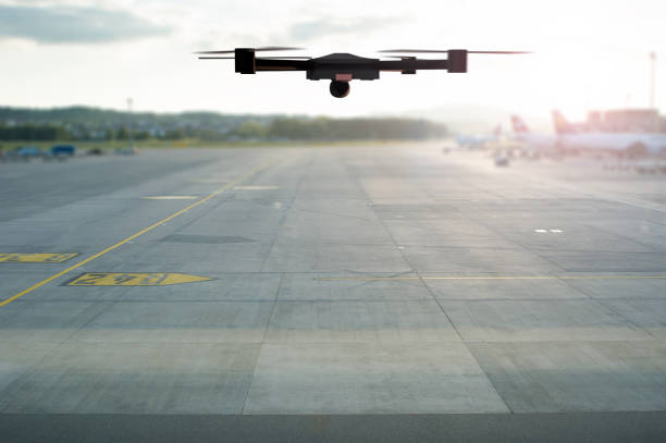 drone voando acima da pista do aeroporto - drone subindo - fotografias e filmes do acervo
