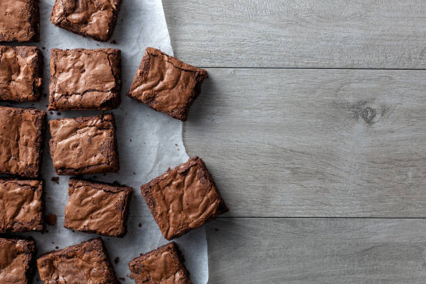 brownies de chocolate disparados desde el cuadrado cortado - biscuit brown cake unhealthy eating fotografías e imágenes de stock