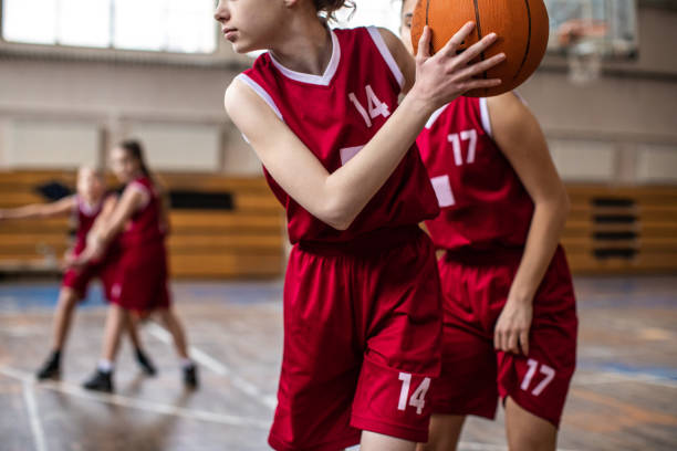 faire quelques bons coups sur le basket-ball a déposé - child basketball uniform sports uniform photos et images de collection