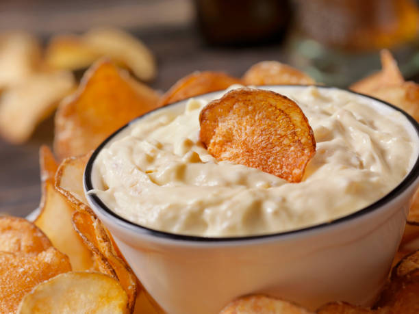 french onion dip with hand made potato chips - wood chip fotos imagens e fotografias de stock