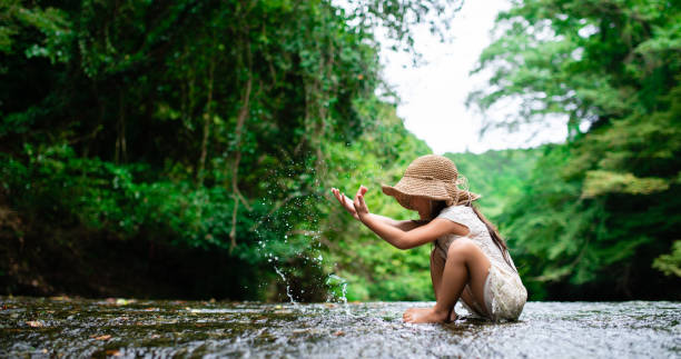 fille jouant dans un ruisseau de montagne - landscape forest asia mountain photos et images de collection