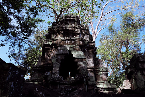 東南アジアの廃墟となった寺院の古代石造りの塔。クメール帝国の建築遺産。 - ストックフォト・写真素材...