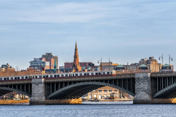 scène de train en cours d’exécution sur le pont longfellow la rivière charles à l’heure du soir, usa skyline du centre-ville, l’architecture et le bâtiment avec le concept de transport - boston skyline charles river river photos et images de collection