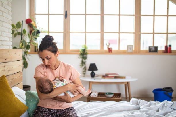 bestes nickerchen liegt in den armen der mutter - lullaby stock-fotos und bilder