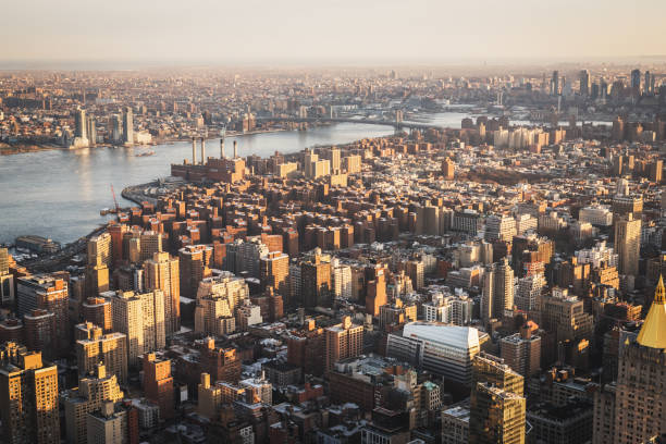 paisaje aéreo en manhattan al atardecer visto desde un punto de vista alto - manhattan dusk new york state sunrise fotografías e imágenes de stock