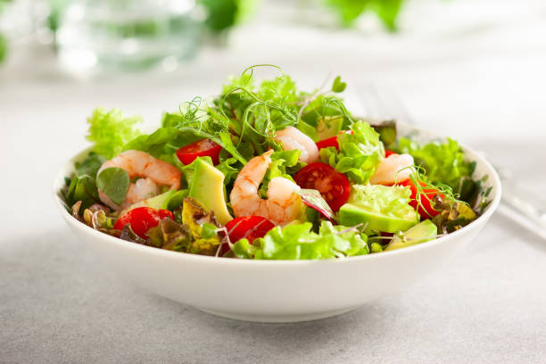 Salada fresca do verão com camarão - foto de acervo