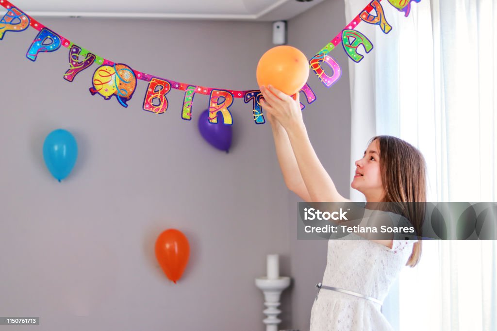 alcohol Verwoesting cafetaria Happy Preteen Girl Hanging Up Balloons Decorating House Preparing To Birthday  Party Happy Birthday String Stock Photo - Download Image Now - iStock