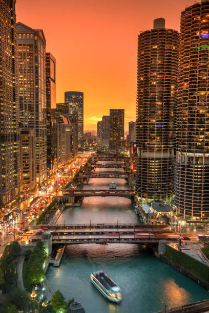 paisaje urbano de chicago y puentes sobre el río por la noche - chicago at night fotografías e imágenes de stock