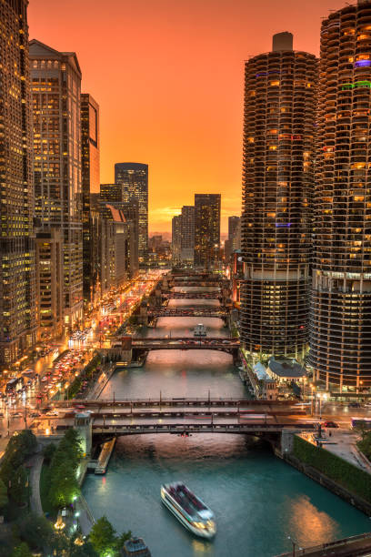 chicago cityscape i mosty nad rzeką w nocy - chicago skyline illinois downtown district zdjęcia i obrazy z banku zdjęć